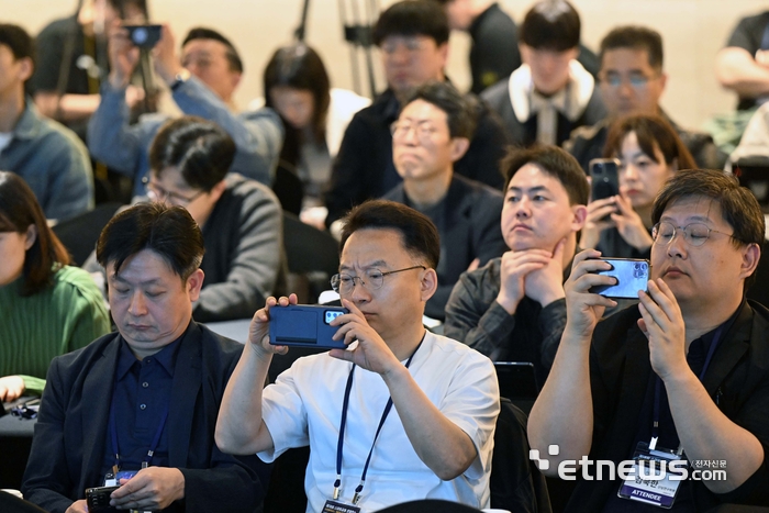 전자신문이 주최하는 제18회 스마트금융 콘퍼런스가 '오픈파이낸스, 개방과 연결사이'를 주제로 25일 서울 여의도 FKI타워에서 열렸다. 청중들이 강연을 경청하고 있다. 김민수기자 mskim@etnews.com 2024.04.25