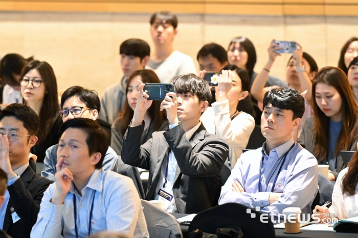 전자신문이 주최하는 제18회 스마트금융 콘퍼런스가 '오픈파이낸스, 개방과 연결사이'를 주제로 25일 서울 여의도 FKI타워에서 열렸다. 청중들이 강연을 경청하고 있다. 김민수기자 mskim@etnews.com