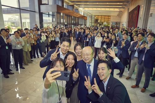 25일 서울 여의도 63빌딩에서 김승연 한화그룹 회장과 임직원들이 기념 사진을 촬영하고 있다(사진=한화생명)