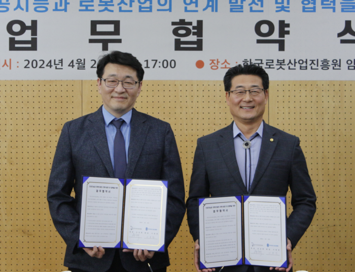 손웅희 한국로봇산업진흥원장(오른쪽)과 이원찬 한국인공지능기술산업협회장이 AI·로봇산업 연계발전 업무협약을 맺었다.