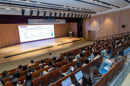 콜마홀딩스는 지난 25일 서울 서초구 한국콜마 종합기술원에서 고객사들을 대상으로 정부 지원사업 설명회를 개최했다. [자료:콜마홀딩스]