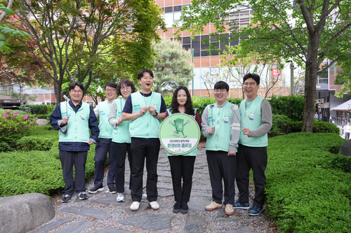 26일 서울 종로구 일대서 교보생명 임직원들이 플로깅 봉사활동을 실시했다.(사진=교보생명)