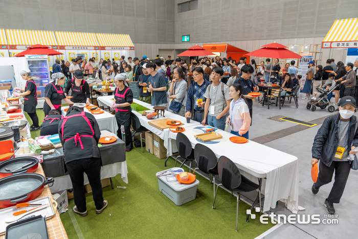 경기도가 최근 진행한 김밥축제 '경기미김밥페스타'가 많은 시민의 참여 속 막을 내렸다. 사진은 행사 모습.