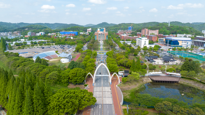 경상국립대학교 가좌캠퍼스 전경.