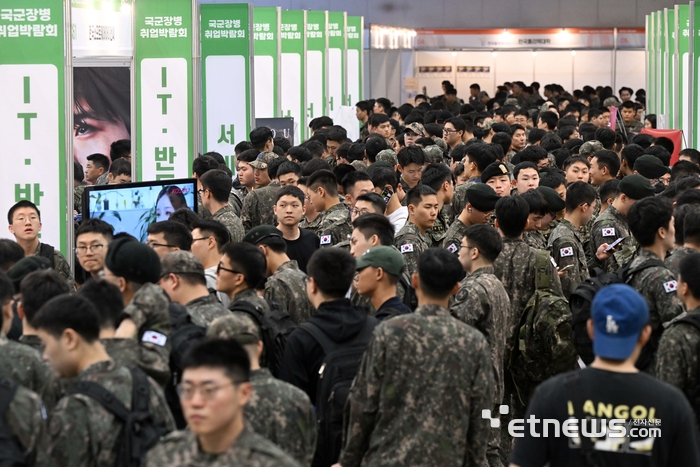 구직 장병으로 붐비는 IT 부스