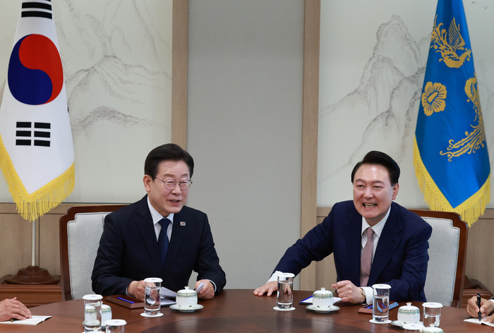 윤석열 대통령과 더불어민주당 이재명 대표가 29일 서울 용산 대통령실 집무실에서 열린 영수회담에서 웃으며 이야기를 나누고 있다. 연합뉴스