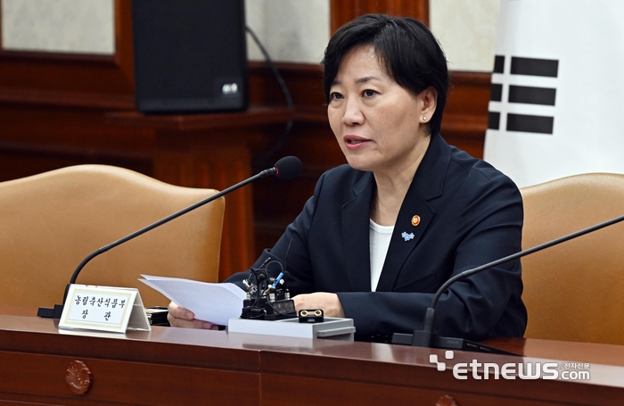 송미령 농림축산식품부 장관이 지난 1일 서울 종로구 정부서울청사에서 열린 비상경제장관회의 겸 물가관계장관회의에서 발언 하고 있다. 이동근기자 foto@etnews.com