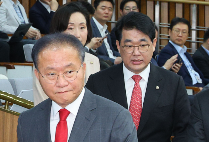 국민의힘 윤재옥 당 대표 권한대행 겸 원내대표(왼쪽부터), 배준영 현 사무총장 직무대행이 지난 4월 23일 오전 서울 국회에서 열린 원내대책회의에 참석하고 있다.