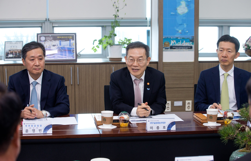 이종호 과학기술정보통신부 장관(가운데)은 1일 경남 사천시 우주항공청 임시청사를 방문해 개청 준비현황 및 임시청사 사무환경 조성 등을 점검했다.