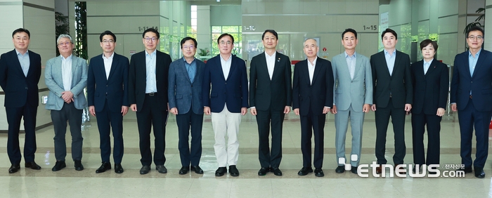 안덕근 산업부 장관, LG디스플레이 파주공장 방문