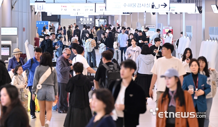 황금연휴 북적이는 공항