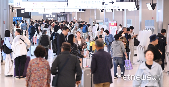 황금연휴로 붐비는 공항