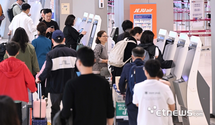 황금연휴로 북적이는 공항