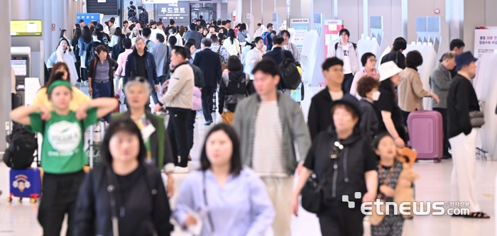 나들이객들로 붐비는 공항