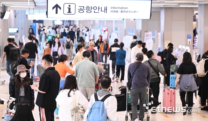 여행객들로 붐비는 공항