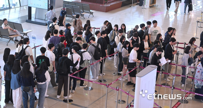 황금연휴 북적이는 공항