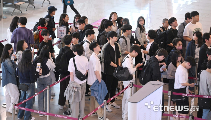 황금연휴 북적이는 공항