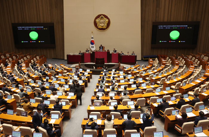 2일 국회에서 열린 본회의에서 '해병대 채상병 사망사건 수사외압 의혹 특별검사법'이 야당 단독으로 처리되고 있다. 연합뉴스