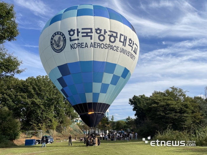 경기 고양시와 한국항공대가 올해 출시한 '항공에 핀 화전의 꽃' 사업이 경기도 역사문화생태 관광 융합 콘텐츠 개발사업 공모에서 최종 선정됐다. 사진은 지난해 열린 '비행 청년과 화전에 막걸리 한잔'의 열기구 탑승 체험 모습.