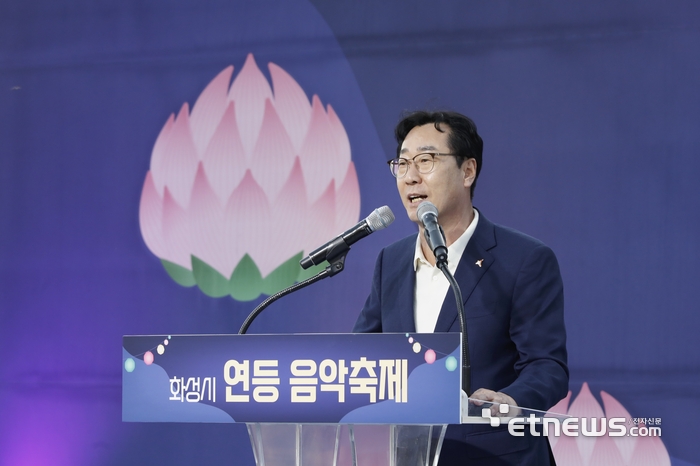 정명근 경기 화성시장이 4일 정조효공원에서 열린 '화성시 연등 음악축제'에 참석해 인사말을 했다.