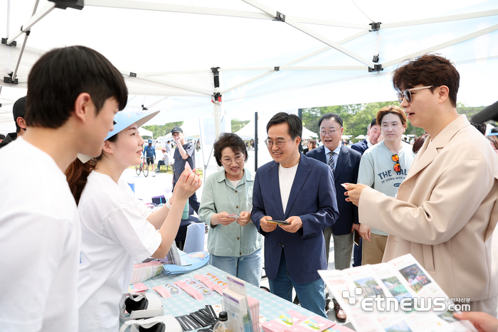 김동연 경기지사가 4일 반려마루 화성에서 열린 '2024 경기도 펫스타'에 참여해 홍보 부스를 둘러봤다.