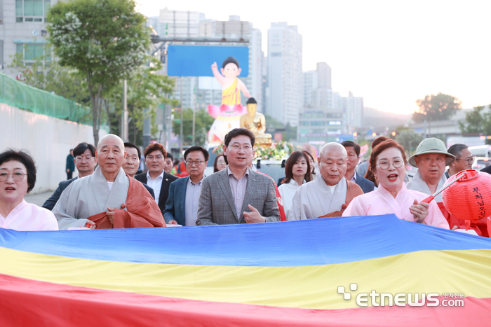 이상일 경기 용인시장이 4일 시청에서 '불기 2568년 부처님 오신 날'을 기념해 열린 '용인시민 연등축제'에 참여했다.