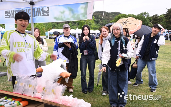 대학 축제 즐기는 학생들