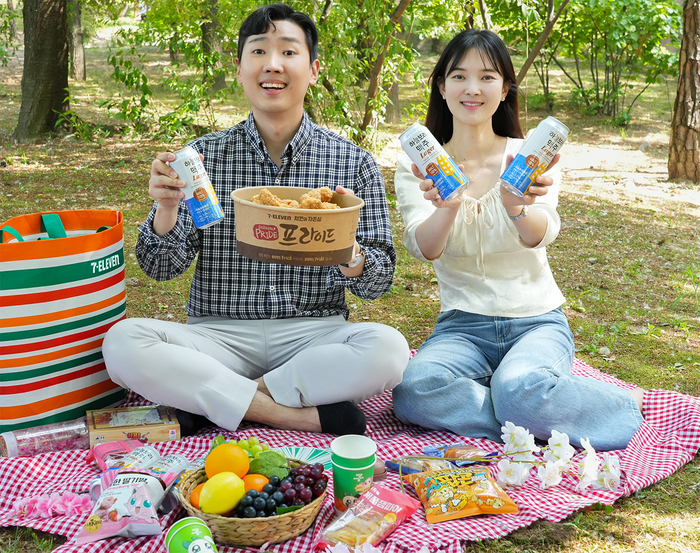 세븐일레븐은 한 달간 맥주, 치킨, 와인 등 대규모 할인 기획전을 진행한다.