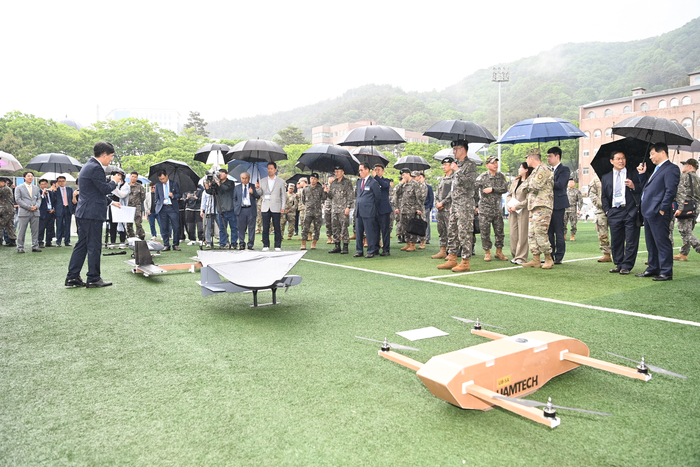 드론봇 전투경연대회에서 참가자들이 드론봇 시연을 하고 있다.