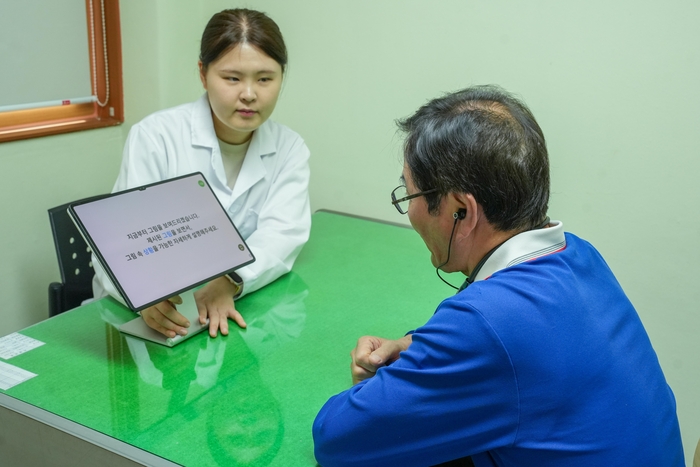 한국전기연구원이 안산 상록구노인복지관 어르신을 대상으로 노인 친화형 발화 데이터 수집기를 통해 경도인지장애 조기선별 검사를 하고 있다.