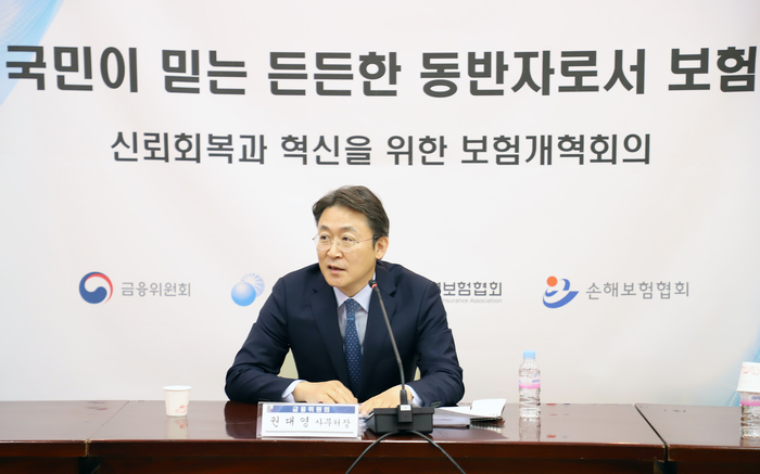 권대영 사무처장이 7일 오전 서울 종로구 정부서울청사에서 열린 '보험개혁회의'에 참석해 금융소비자학회 등 학계·유관기관·연구기관·보험회사·보험협회 등과 보험개혁회의 운영방안과 최근 보험업권의 이슈사항, 미래대비 과제 등을 논의했다. 사진제공=금융위원회