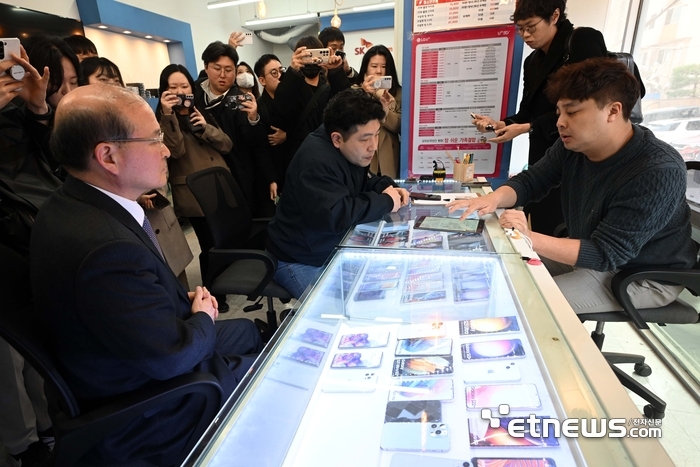 지난3월 서울 한 이동통신단말기 유통점을 방문한 이상인 방송통신위원회 부위원장이 애로 및 건의사항을 청취하고 있다.