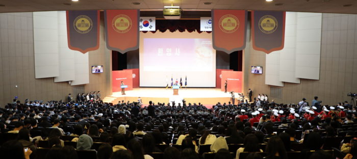 '제2회 2작전사령관배 드론봇 전투경연대회'에서 곽호상 금오공대 총장이 환영사를 하고 있다.