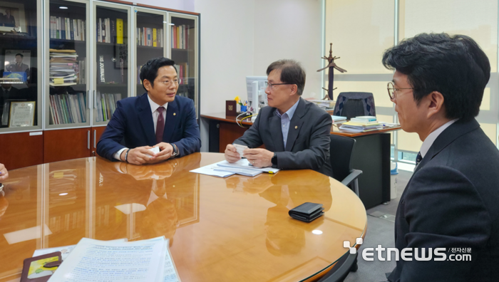 구재이 한국세무사회장(왼쪽)이 최재형 의원을 만나 시행령 개정 필요성을 전달하고 있는 모습