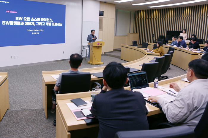 홍성표 LG전자 CTO 소프트웨어플랫폼연구소장이 '미래기술 세미나' 에서 임원들을 대상으로 SW 교육을 진행하고 있다.