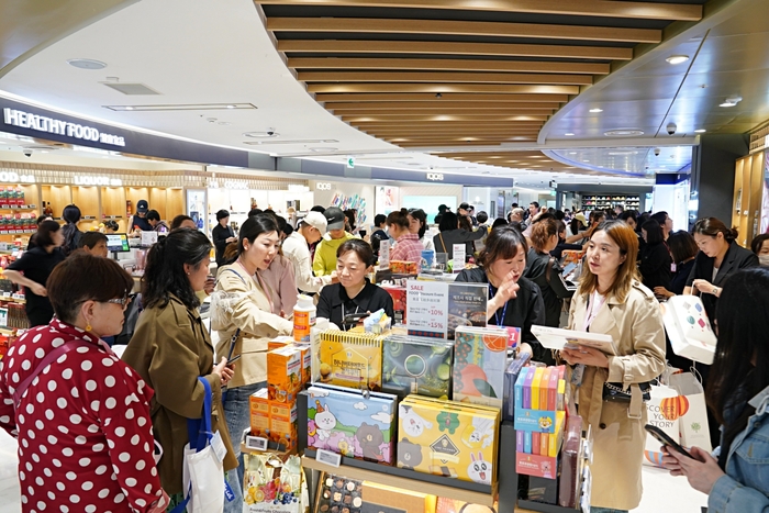 7일 서울시 중구에 위치한 롯데면세점 명동본점에 중국 인센티브 단체관광객이 방문한 모습.