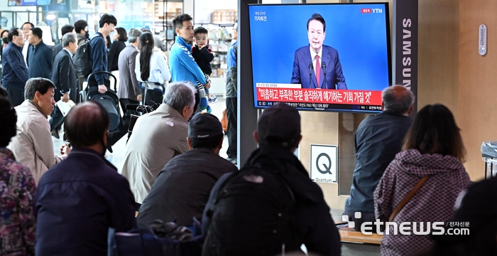 약 2년만에 기자회견 가진 윤 대통령...시민들 반응은