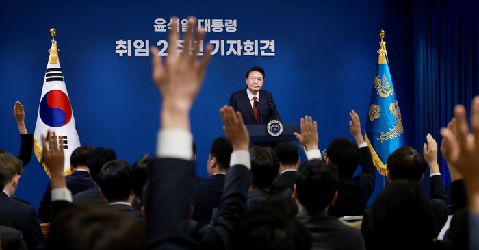 윤석열 대통령이 9일 오전 서울 용산 대통령실 청사 브리핑실에서 열린 '윤석열정부 2년 국민보고 및 기자회견'에서 취재진의 질문을 받고 있다. 연합뉴스