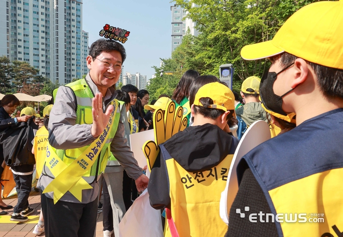 이상일 경기 용인시장이 9일 용인백현초 앞에서 학생 등굣길 안전을 위한 캠페인을 펼쳤다.