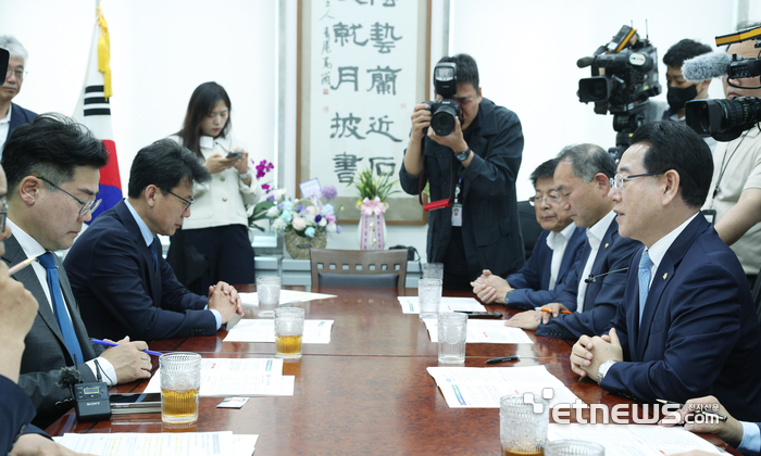 김영록 전라남도지사는 10일 국회를 방문해 더불어민주당 박찬대 원내대표와 진성준 정책위 의장을 만나 지역 현안을 건의하고 국회 차원의 지원을 요청했다.