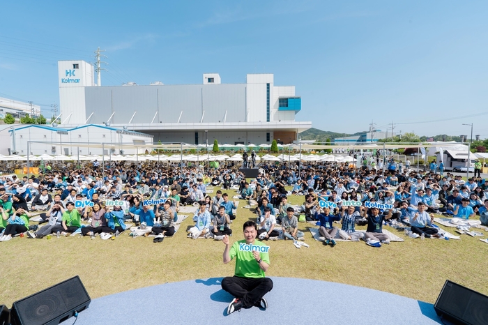 윤상현 콜마홀딩스 부회장(맨앞 가운데)이 세종공장 타운홀미팅을 마치고 기념촬영을 하고 있다. [자료:콜마홀딩스]