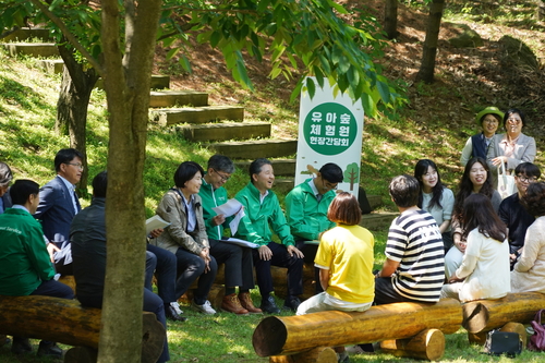 산림청은 충북 청주시 구룡유아숲체험원에서 유아숲체험원 활성화를 위한 간담회를 개최했다.