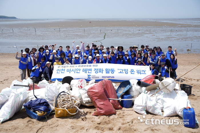 올림푸스한국은 10일 대한암협회가 인천 영종도 마시안 해변에서 진행한 플로깅 활동 '고잉 온 워크'를 후원했다.