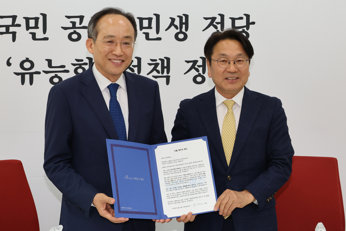 5·18 44주년을 앞두고 국회를 방문한 강기정 광주시장이 14일 국민의힘 추경호 원내대표에게 '5·18 정신 헌법전문 수록'을 위한 협조를 요청하는 내용이 담긴 '오월 광주의 편지'를 전달하고 있다. 연합뉴스