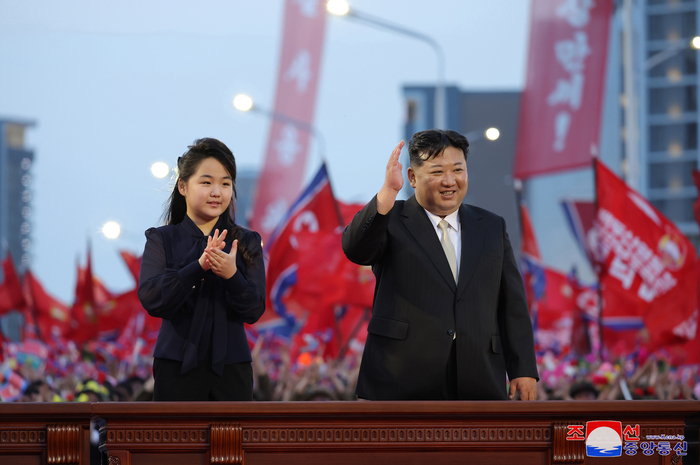 지난 5월 14일 북한 평양 '전위거리' 준공식에 참석한 김정은 북한 국무위원장과 딸 김주애. 사진=조선중앙통신 연합뉴스