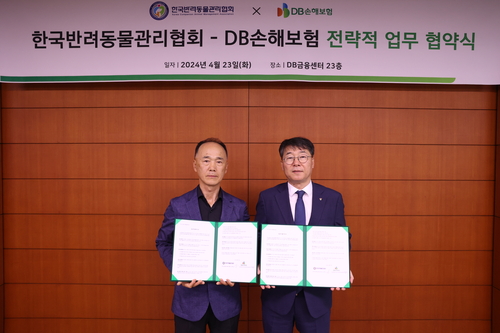 지난달 23일 서울 DB금융센터에서 안승기 DB손해보험 부문장(오른쪽)과 정호원 한국반려동물관리협회 총괄이사가 업무협약을 맺고 기념촬영을 하고 있다.(사진=DB손해보험)