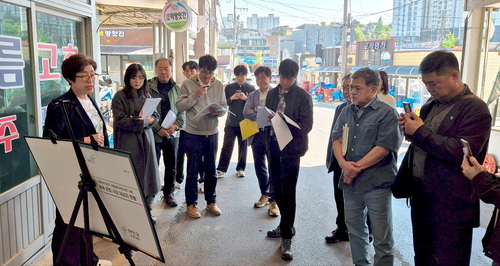 충남연구원이 시군을 방문해 현장 컨설팅을 진행하고 있다.