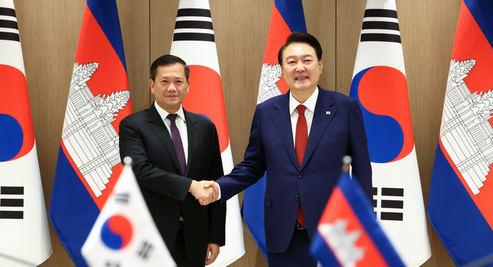 윤석열 대통령이 16일 서울 용산 대통령실 청사에서 열린 한·캄보디아 정상회담에서 훈 마넷 캄보디아 총리와 악수하고 있다. 연합뉴스