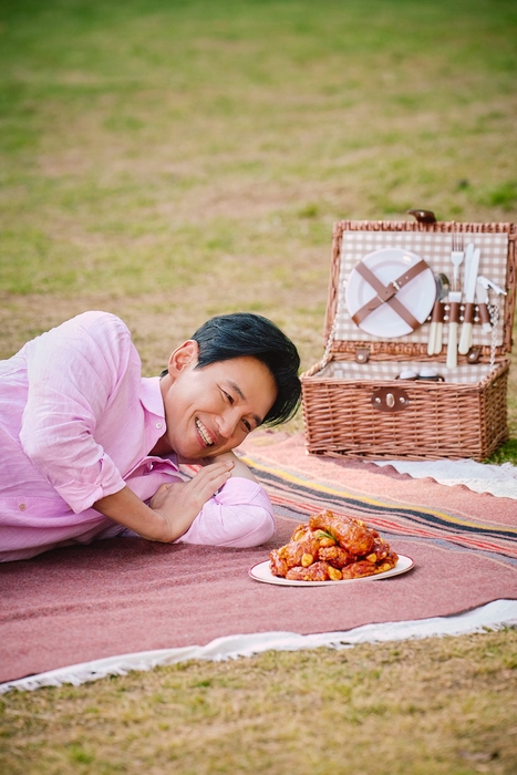 bhc치킨은 새로운 모델로 천만 배우 황정민을 발탁했다.