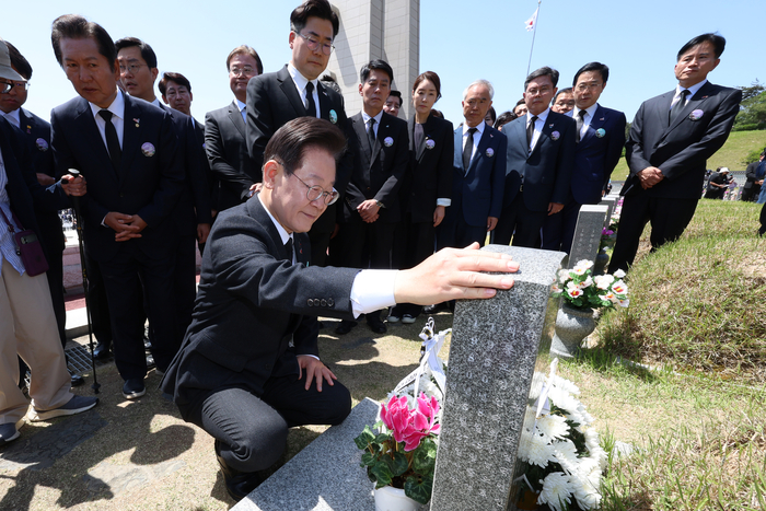 제44주년 5·18 민주화운동 기념식이 열린 18일 광주 북구 국립 5·18 민주묘지에서 더불어민주당 이재명 대표 등 지도부가 윤상원 열사 묘를 참배하고 있다. 연합뉴스